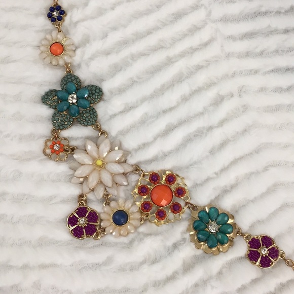 Chunky Statement Flower Necklace - Picture 2 of 3